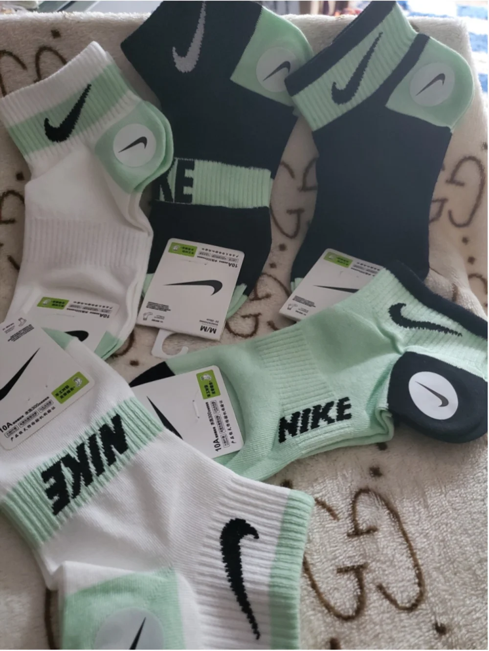 Women's Nike Crew White and Green socks women size 7-9